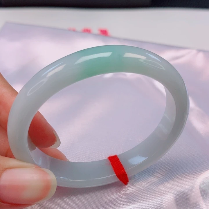 珍***意翡翠未镶嵌手镯（贵妃镯）