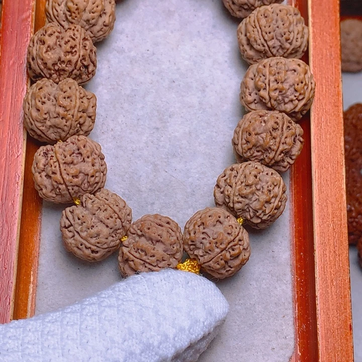 文玩核桃吊坠蜂王