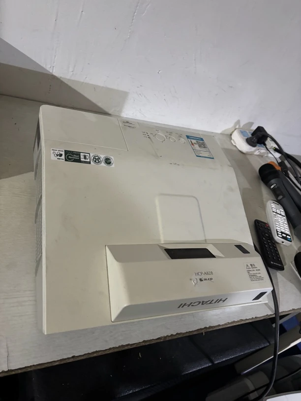 9新 HITACHI/日立 二手 日立特价超短焦投影仪 运费自理