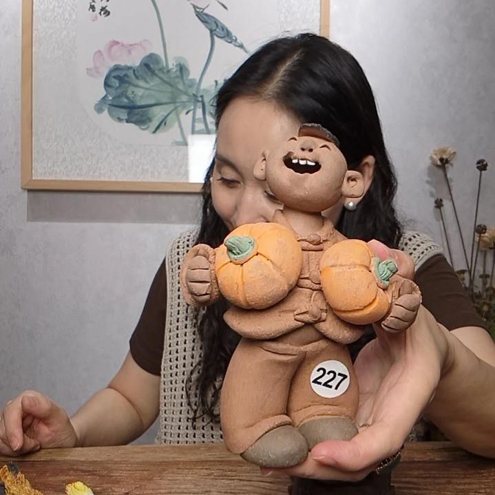 紫砂不规则羲媧娃系列抱双瓜男娃