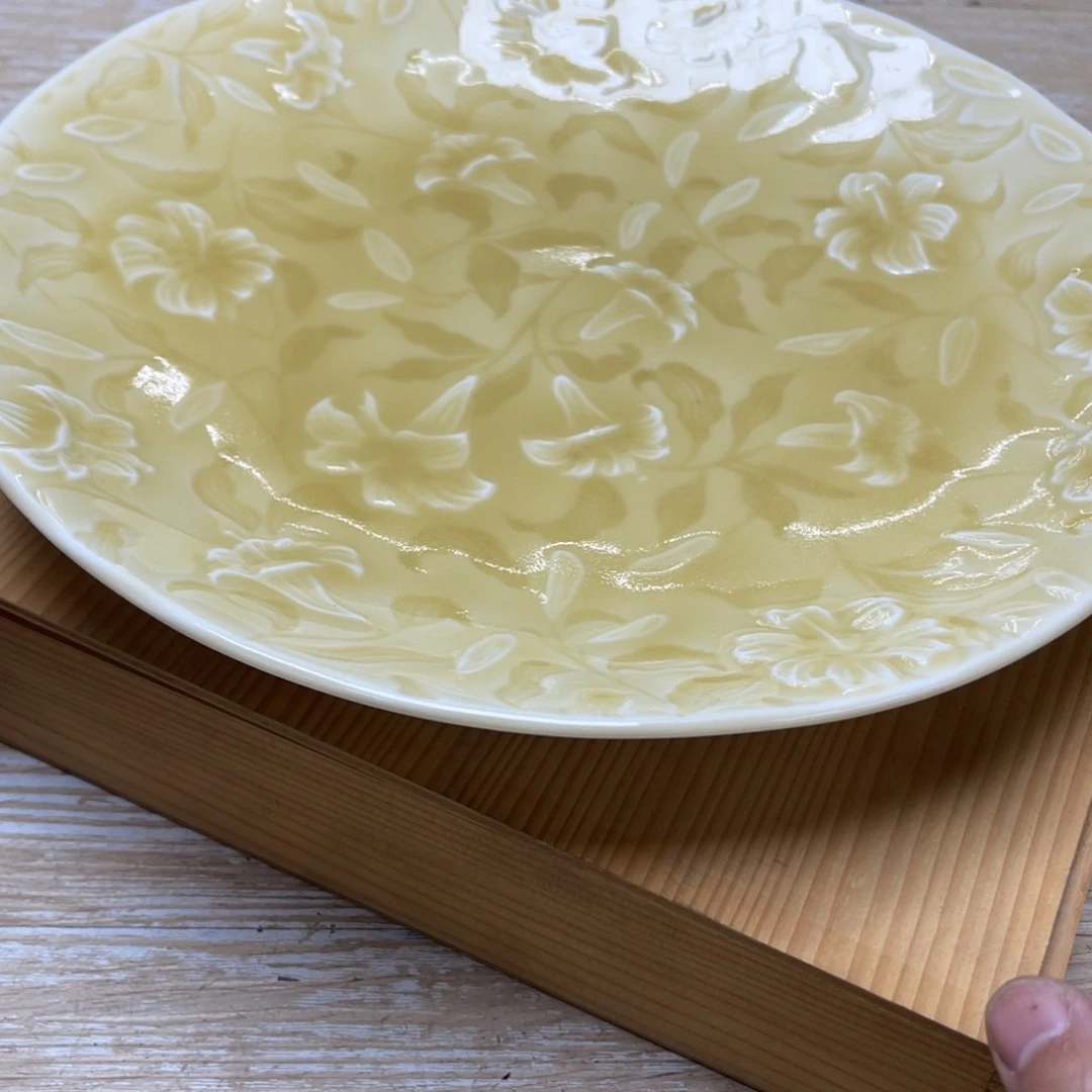 瓷片吃*密密麻麻地排列着一个