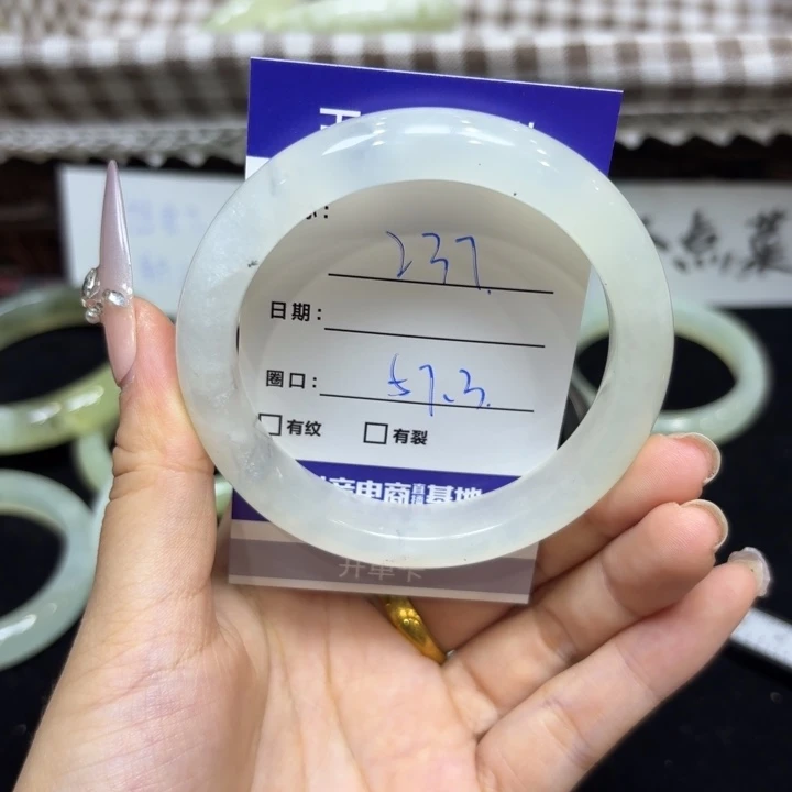 未镶嵌岫玉手镯天然