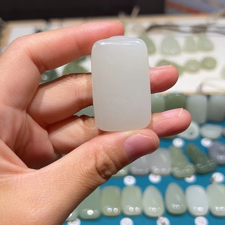 瑟***穑颈饰未镶嵌和田玉