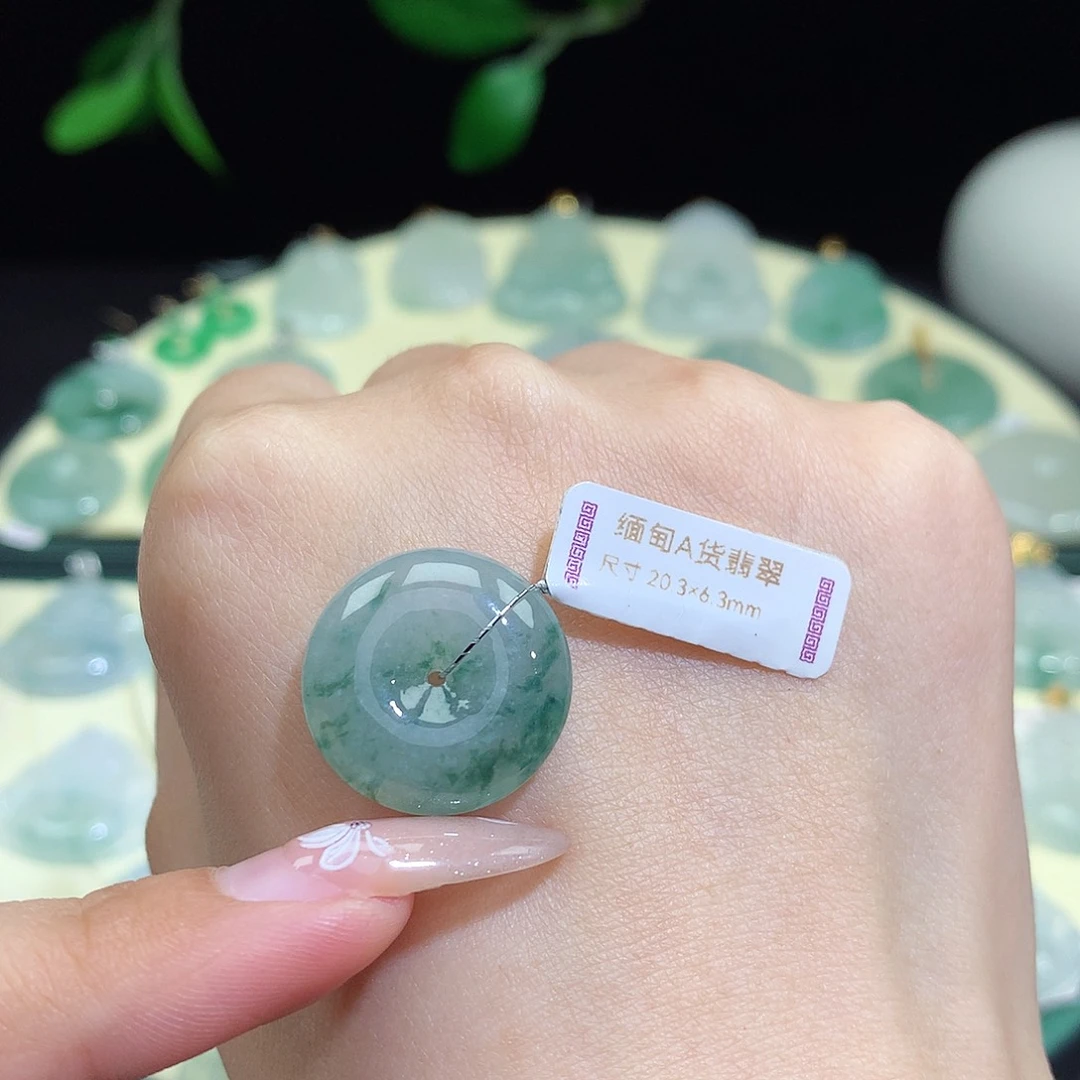 翡翠未镶嵌颈饰平安扣