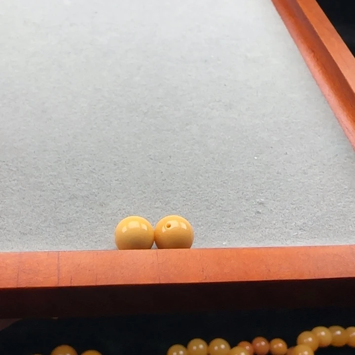 C***。石英质玉未镶嵌圆珠