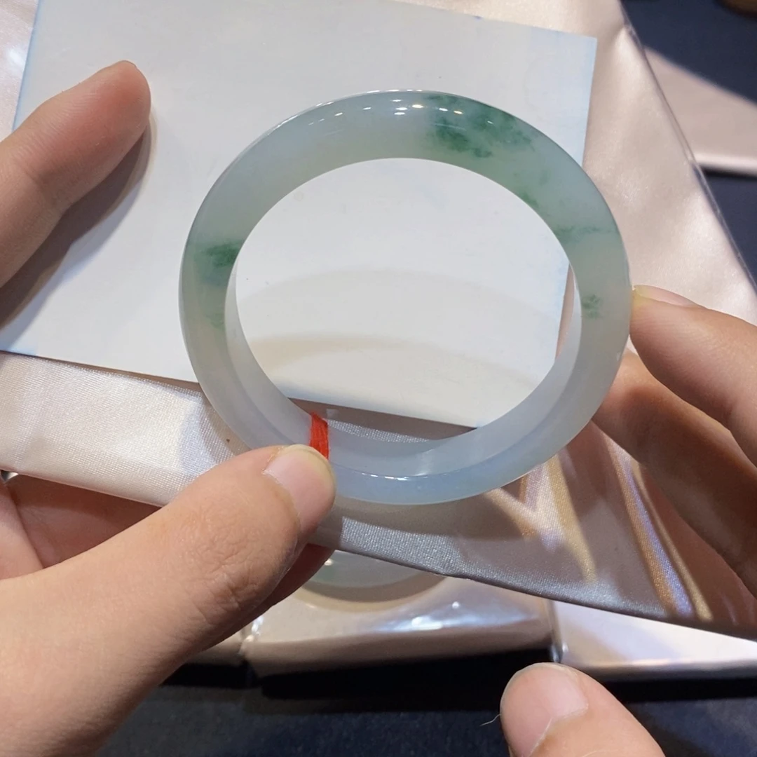 翡翠手镯未镶嵌翡翠手镯