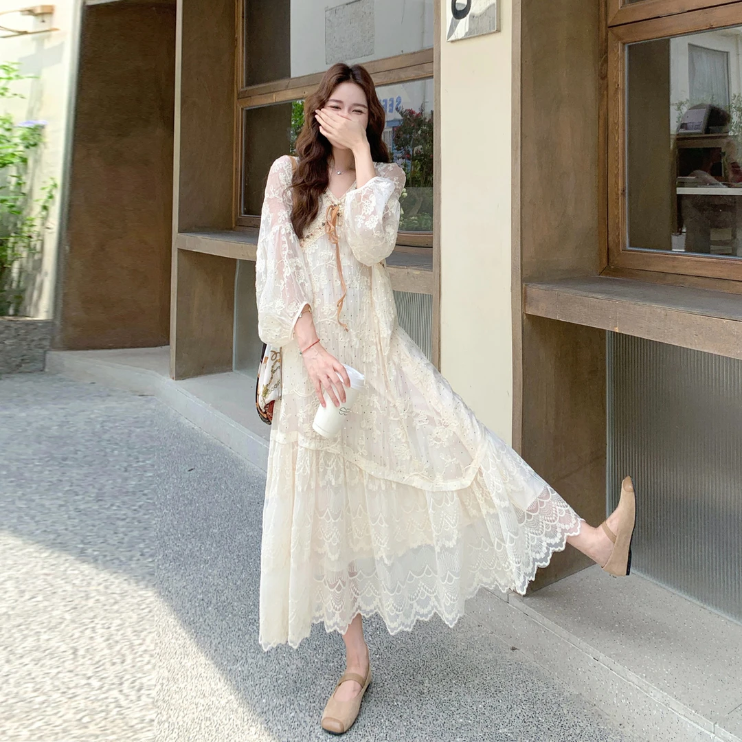 米白色刺绣设计感度假风连衣裙女2025初秋法式浪漫出片拍照长裙子