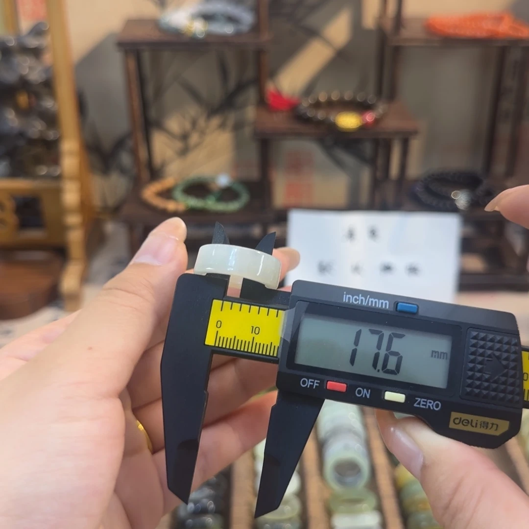 蛇纹石玉颈饰合金