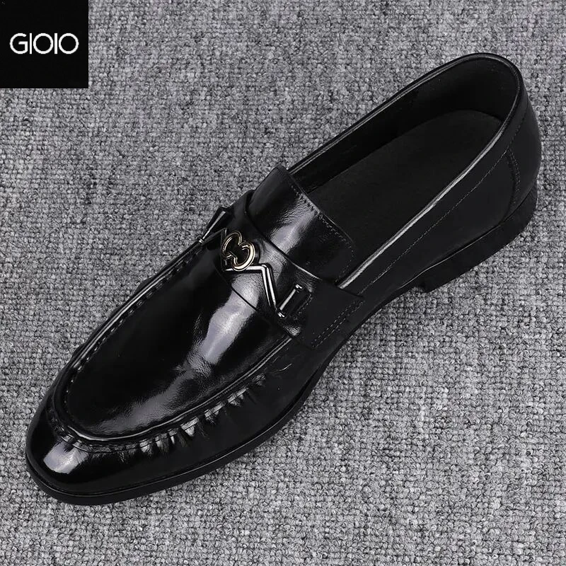 广州纯皮男鞋2025春季新款男士瘦版休闲皮鞋百搭真皮商务饰扣潮鞋