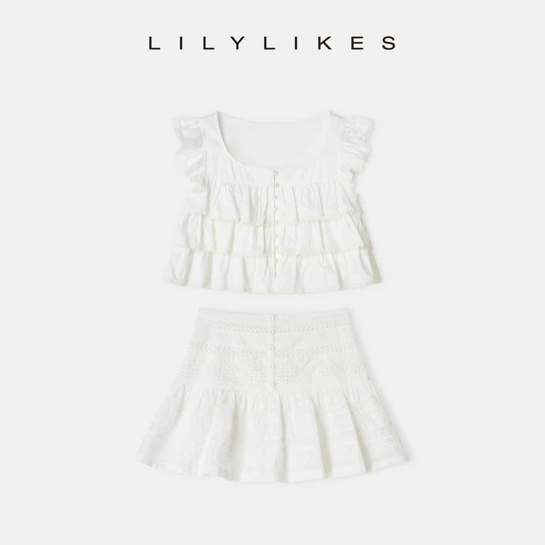 奶油甜心"夏日出街偷心穿搭~重工蕾丝拼接层次上衣＋定位绣花半裙