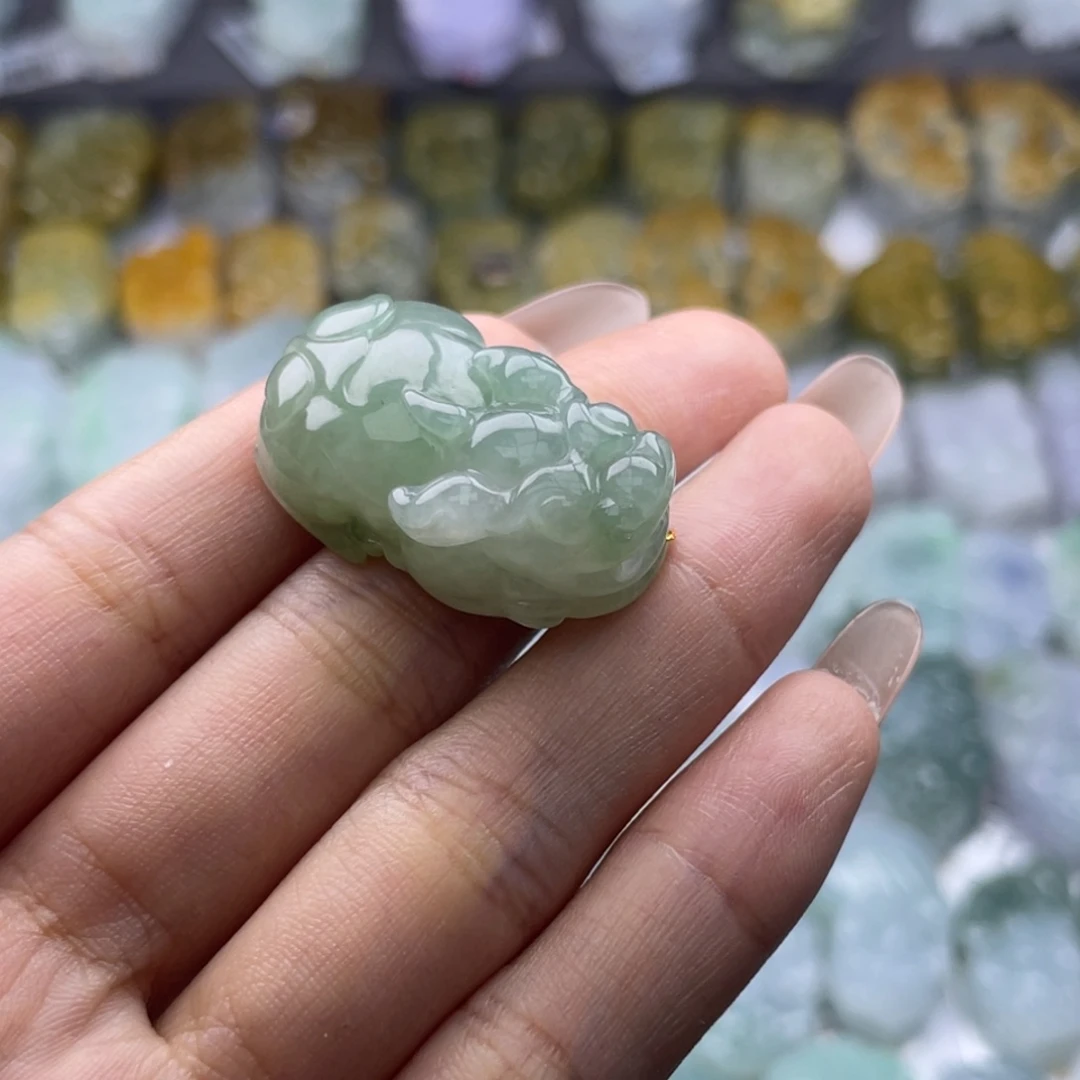 可***座翡翠未镶嵌颈饰貔貅