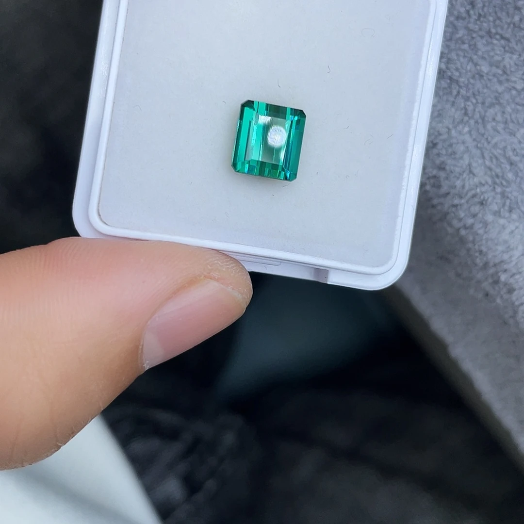 未镶嵌裸石碧玺3.032Ct。