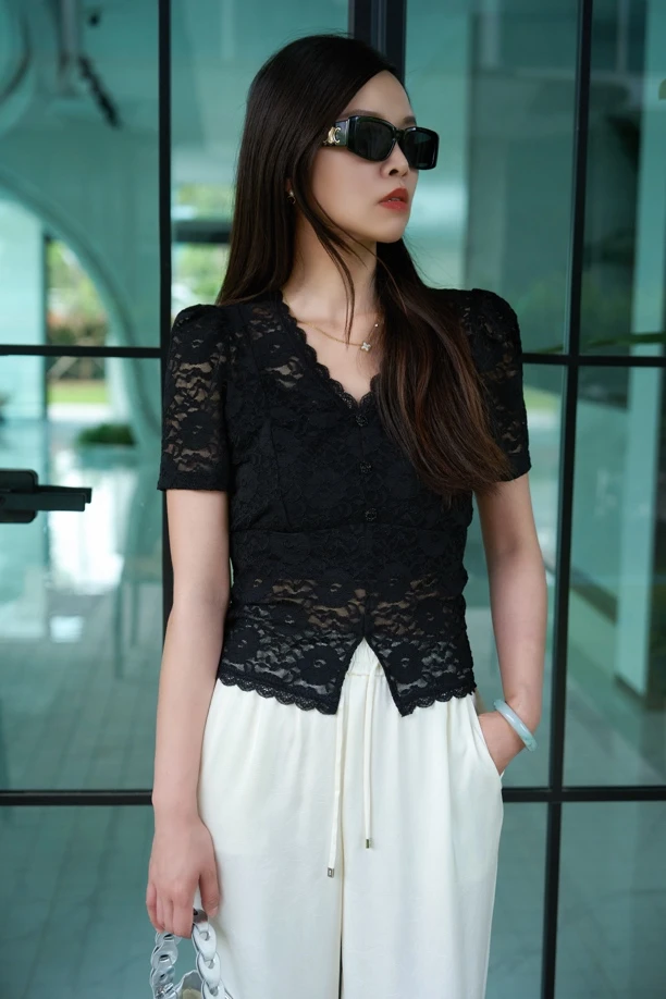 俪妍LIVELY•YAN2025夏季新品蕾丝短袖上衣