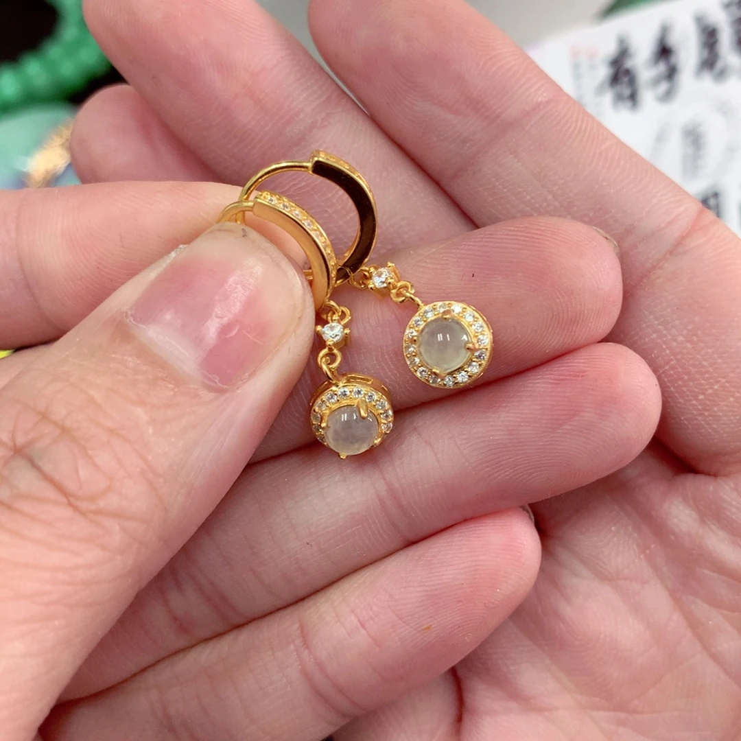 温***待颈饰未镶嵌翡翠……