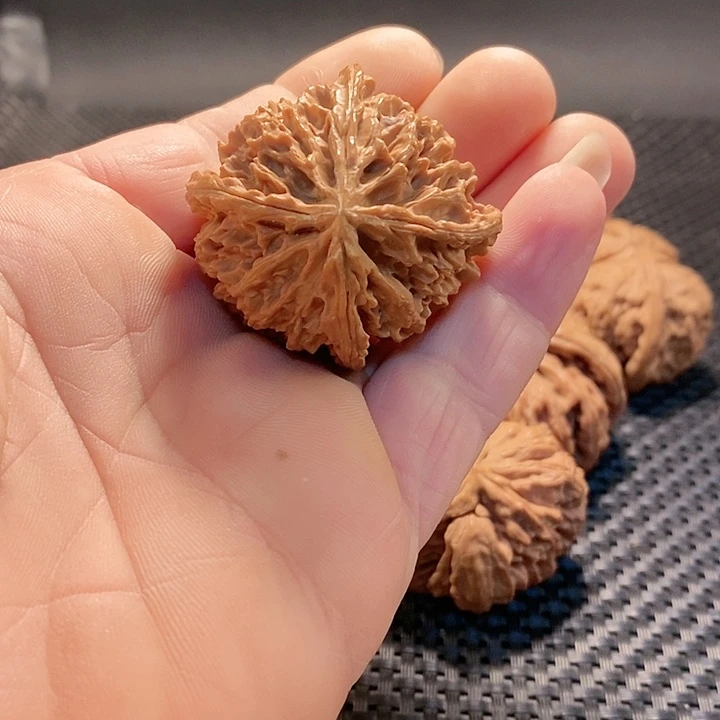 把件文玩核桃苹果园四棱尖微黄可修