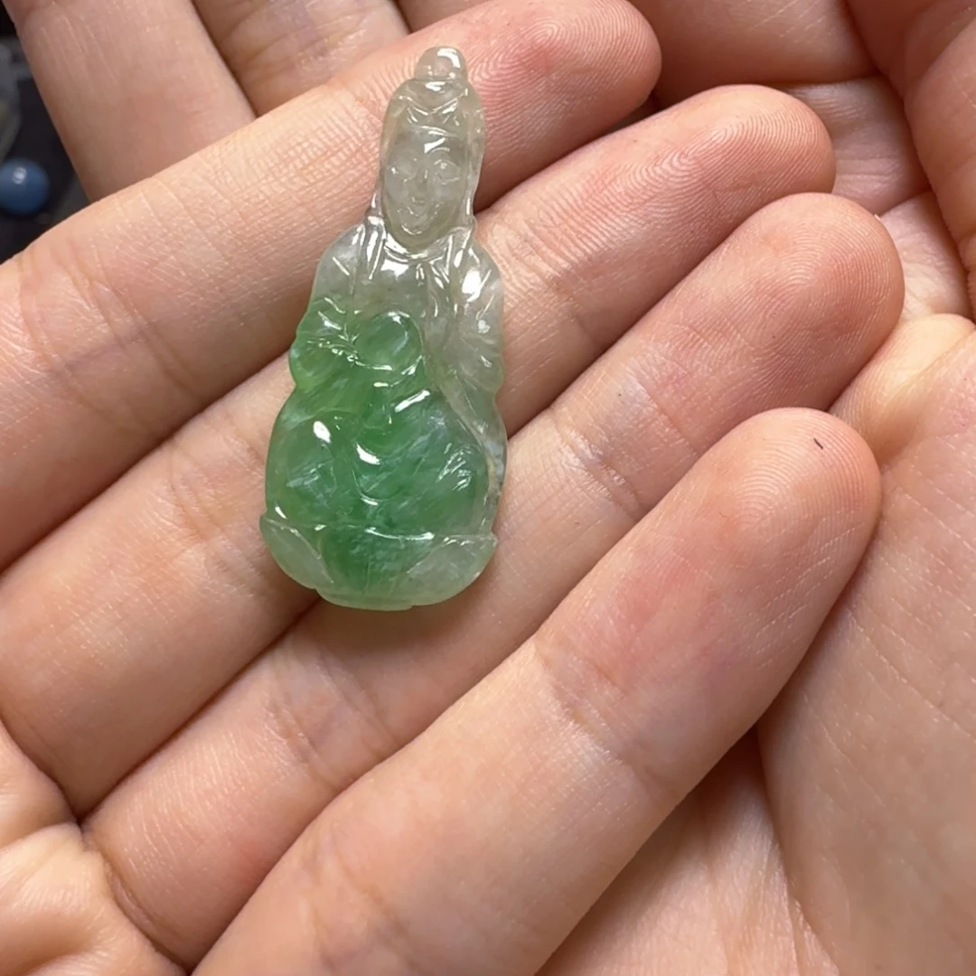 卢***特翡翠未镶嵌颈饰吊坠