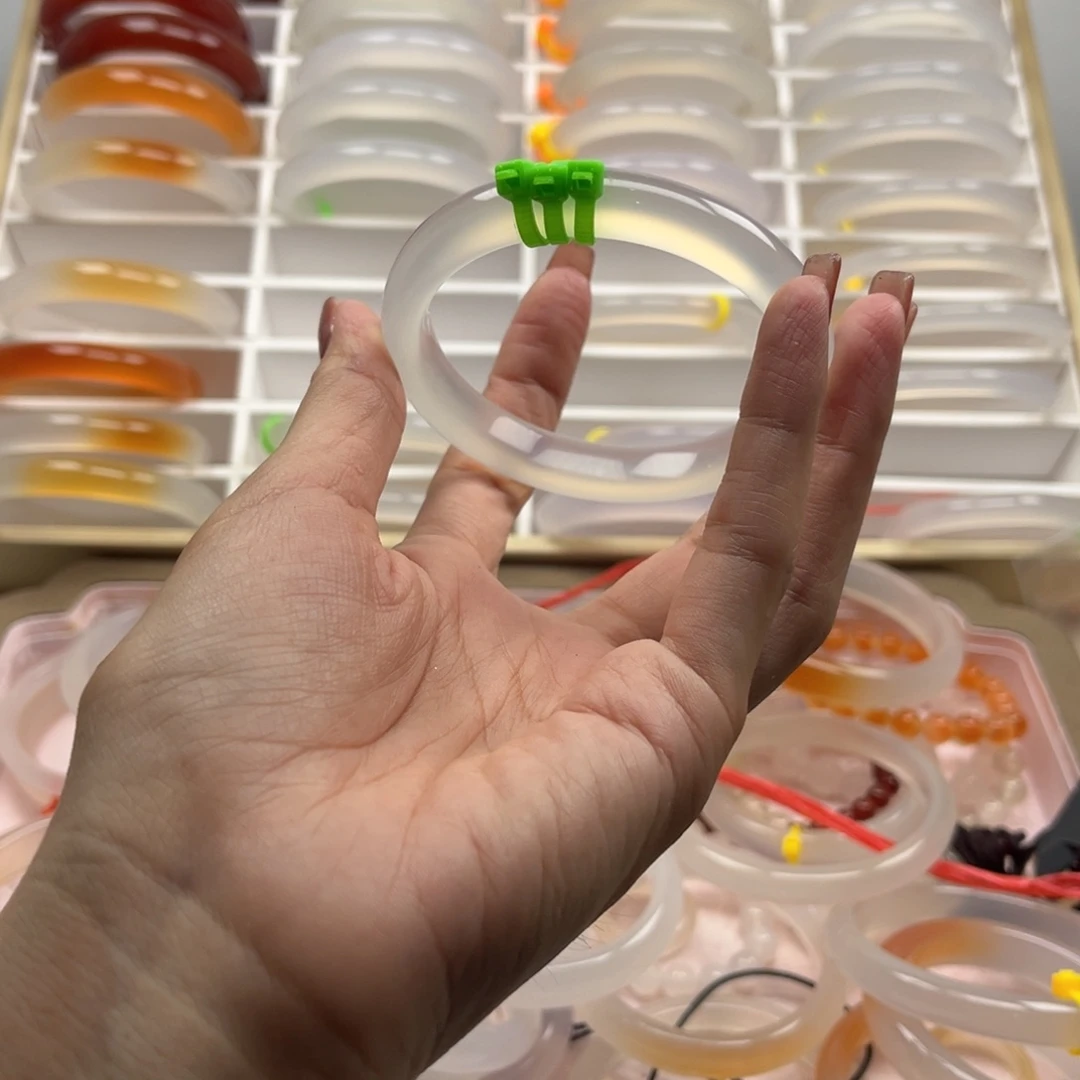 b***.玛瑙/玉髓手镯未镶嵌