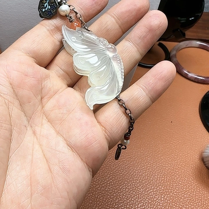 蛇纹石玉颈饰未镶嵌蓝****?