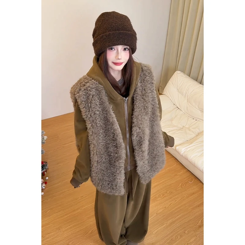 秋冬流行穿搭一整套女2025新款连帽卫衣叠穿毛绒马甲休闲裤三件套