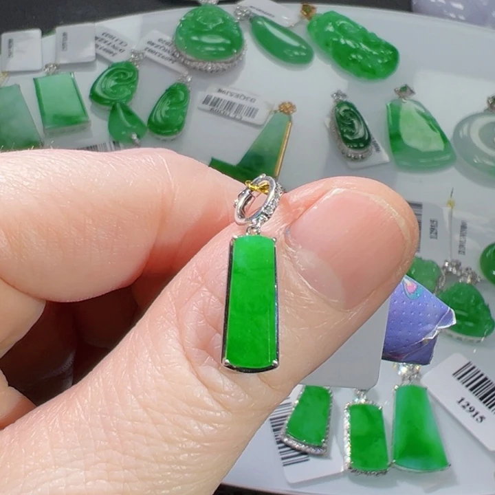 颈饰18K金镶嵌翡翠