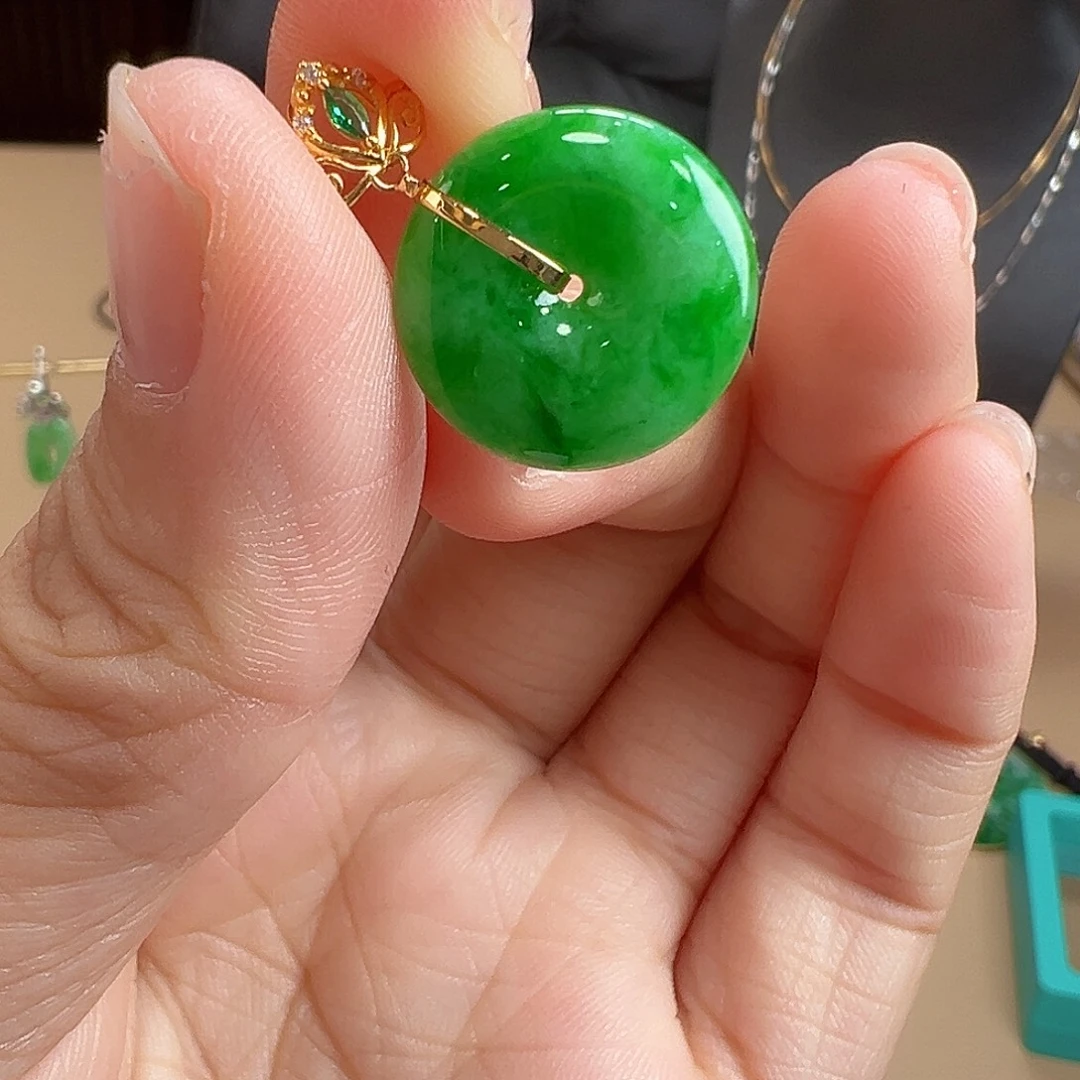 翡翠18K金镶嵌颈饰吊坠