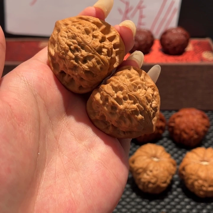 吊坠文玩核桃梨木台