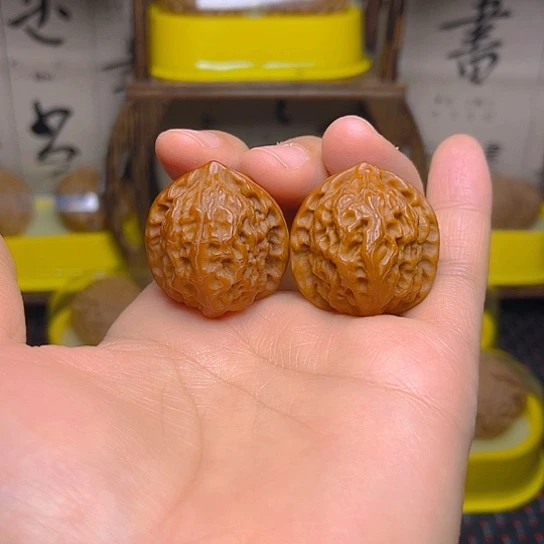 文玩核桃吊坠玲珑