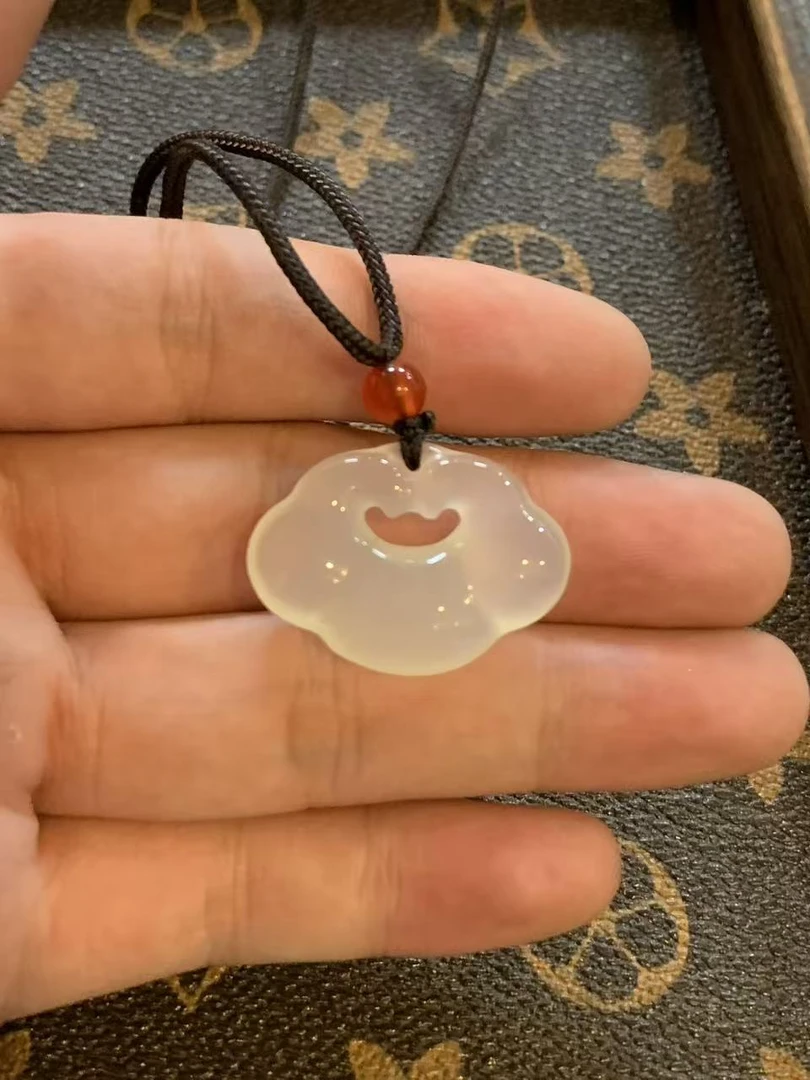 天然玉髓祥云锁精美新中式锁骨平安扣