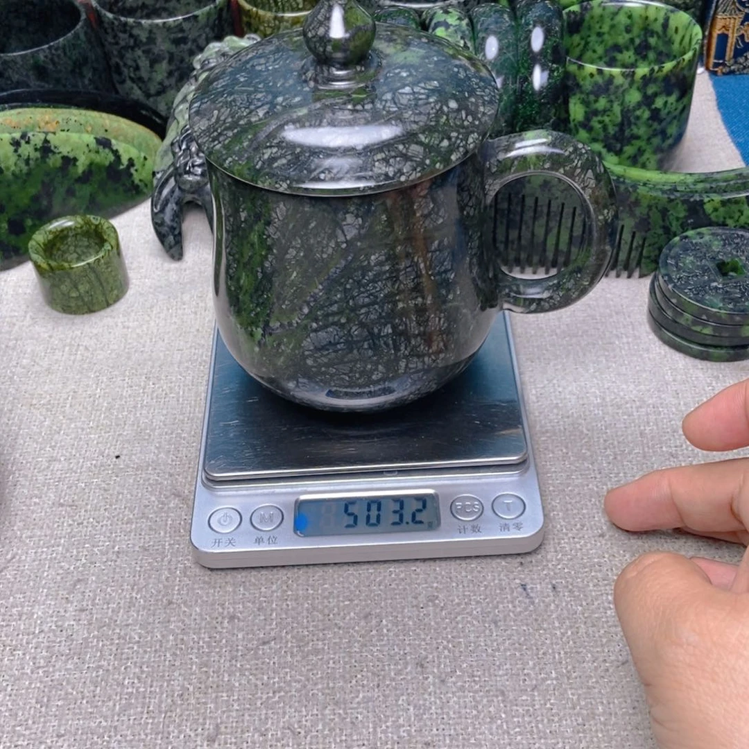 蛇纹石玉杯子未镶嵌景*