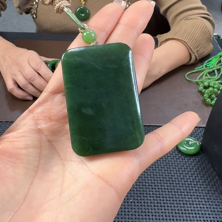 颈饰未镶嵌和田玉（碧玉）