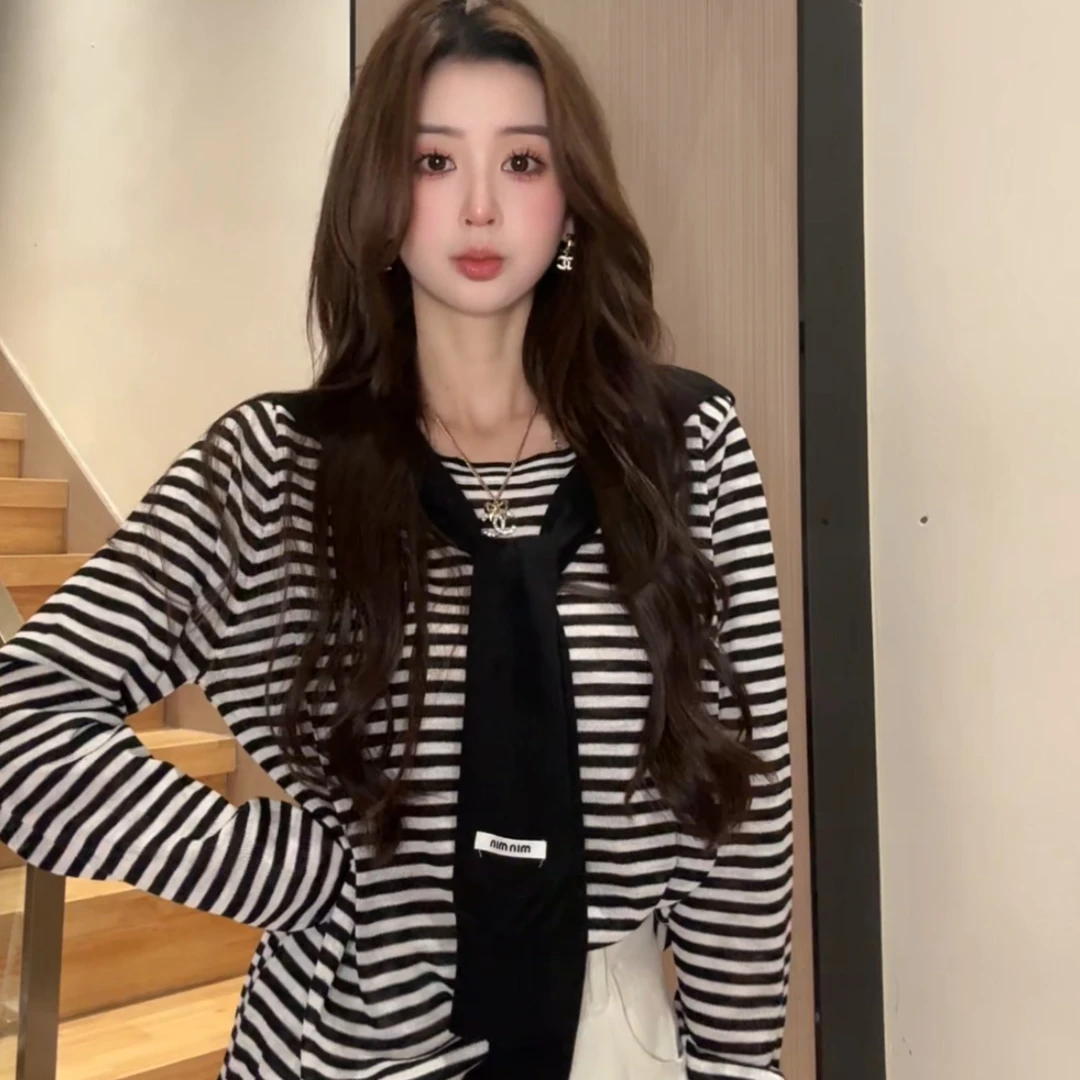 夏季套装女2025新款多巴胺穿搭一整套条纹防晒T恤针织披肩两件套
