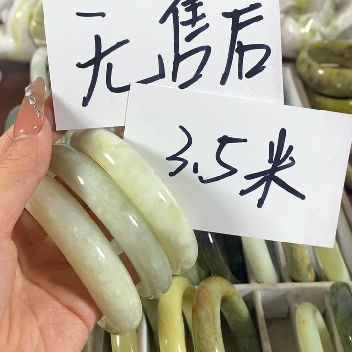 蛇纹石玉手镯未镶嵌