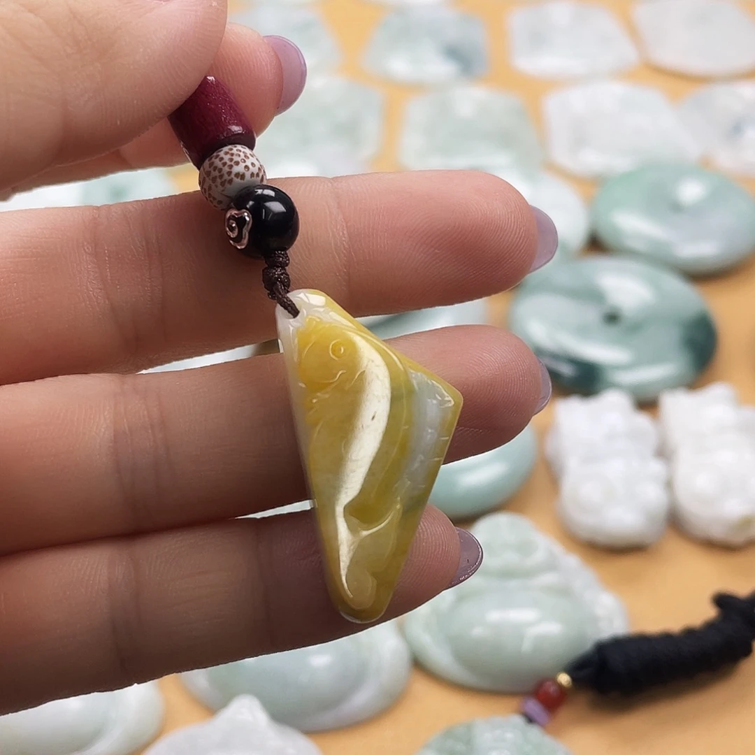 翡翠未镶嵌颈饰鱼牌