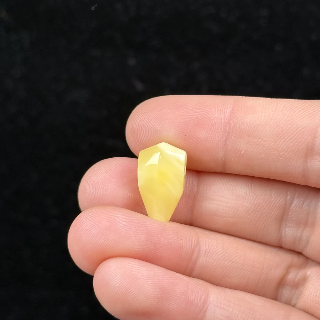 Y9492天然蜜蜡俄料三通9.7*16.4mm 0.67克