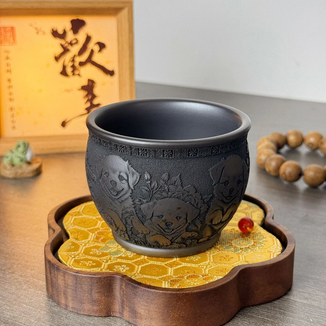 宜兴紫砂管庆飞手工刻绘旺仔小狗可爱主人杯原矿黑料缸杯180ml