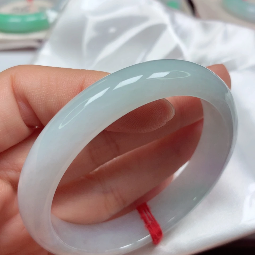 翡翠未镶嵌手镯冰胶淡绿底5354