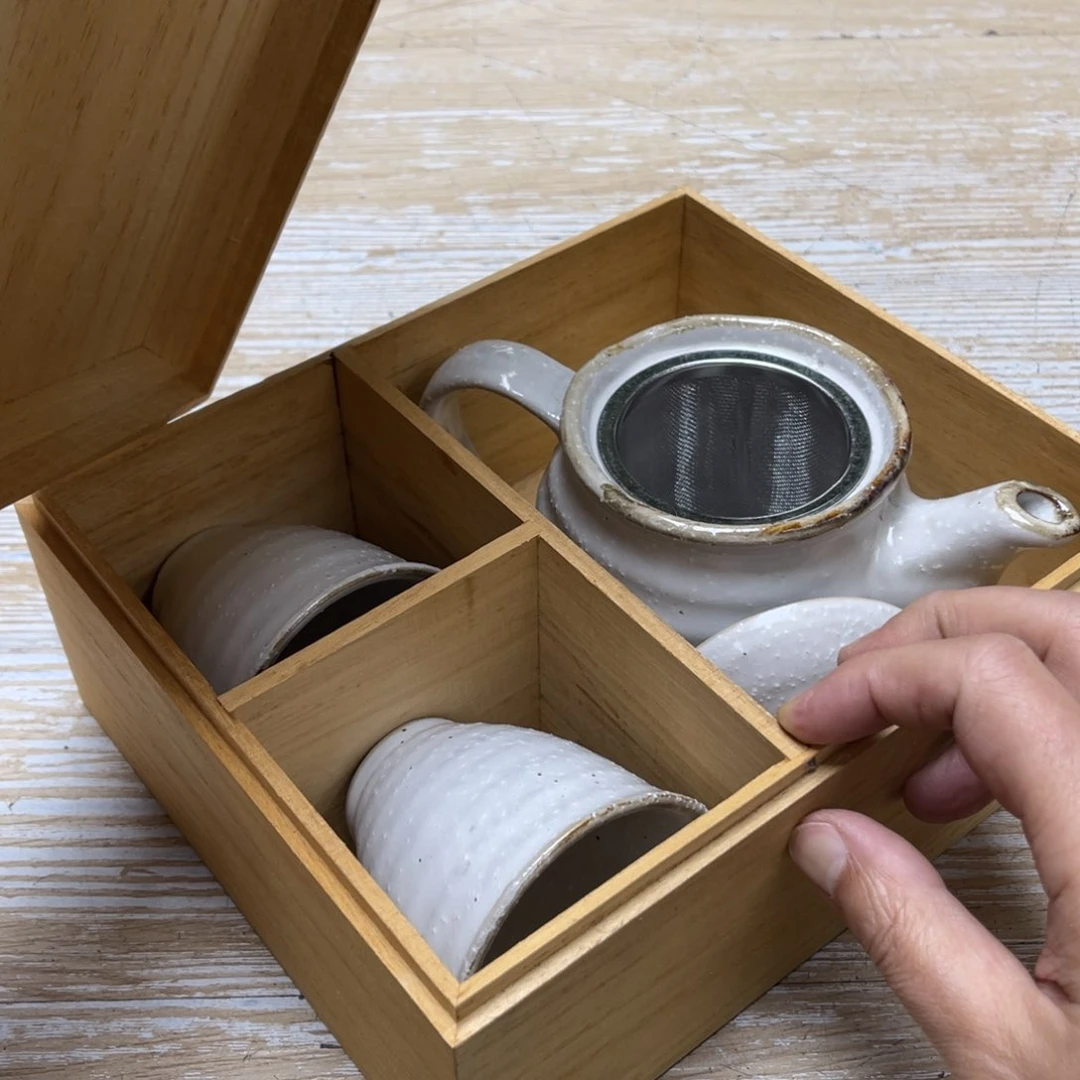 瓷片鱼*密密麻麻地排列着一个