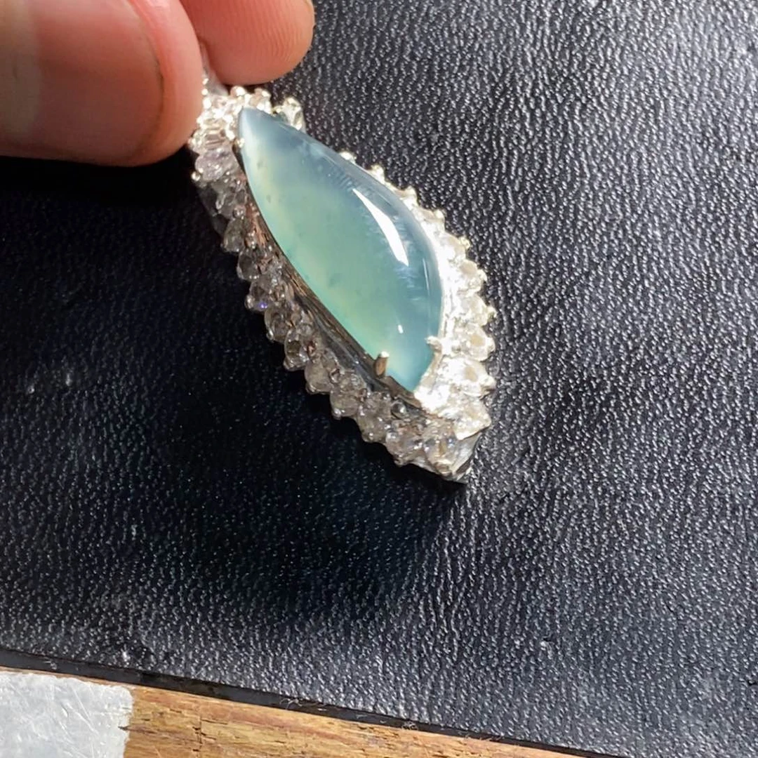 定制翡翠未镶嵌冰种天空蓝吊坠料