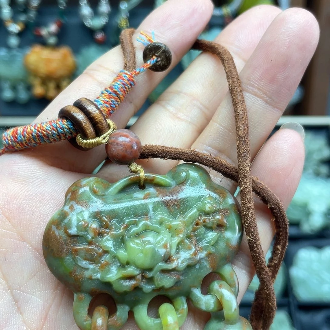 蛇纹石玉未镶嵌颈饰