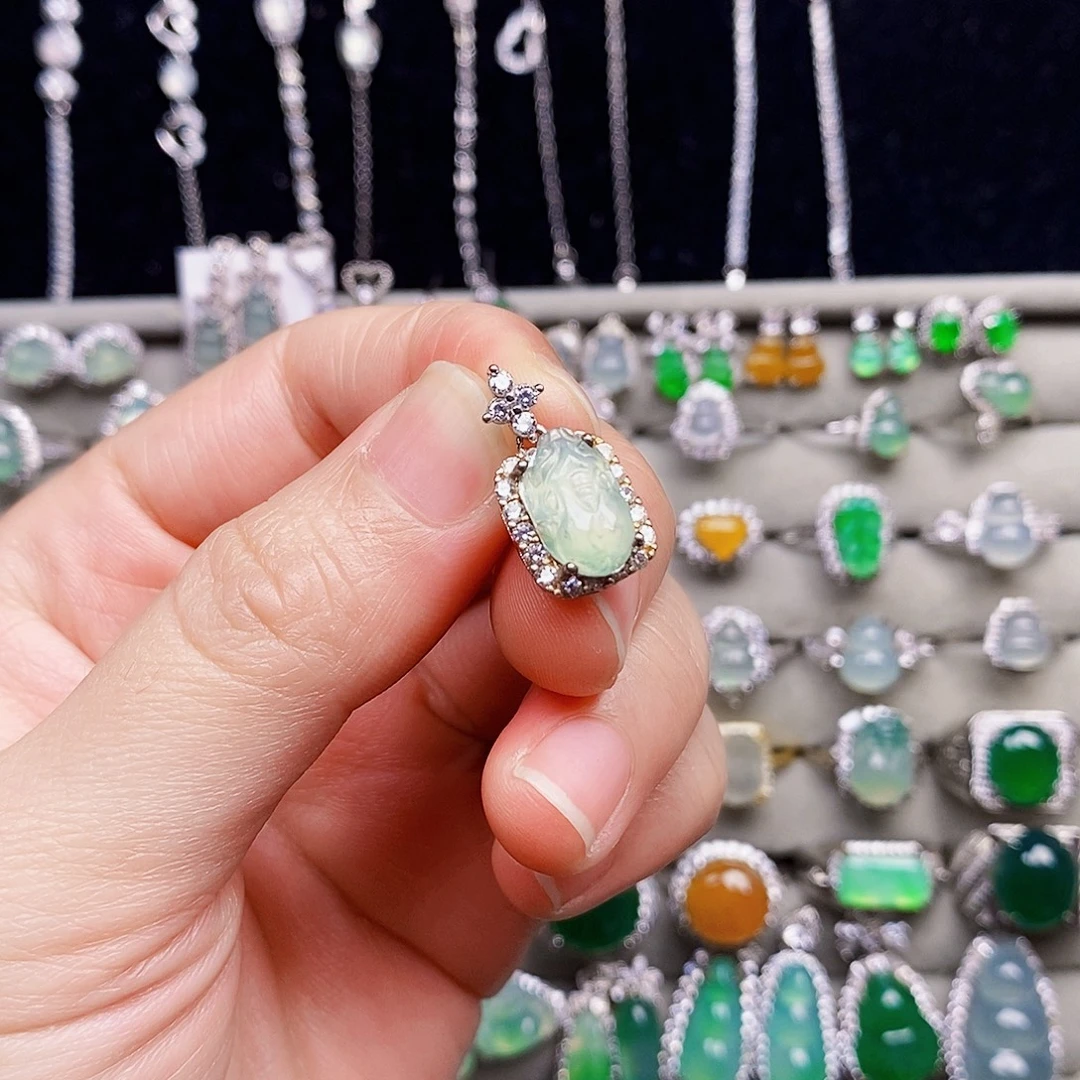 翡翠银S925镶嵌颈饰貔貅