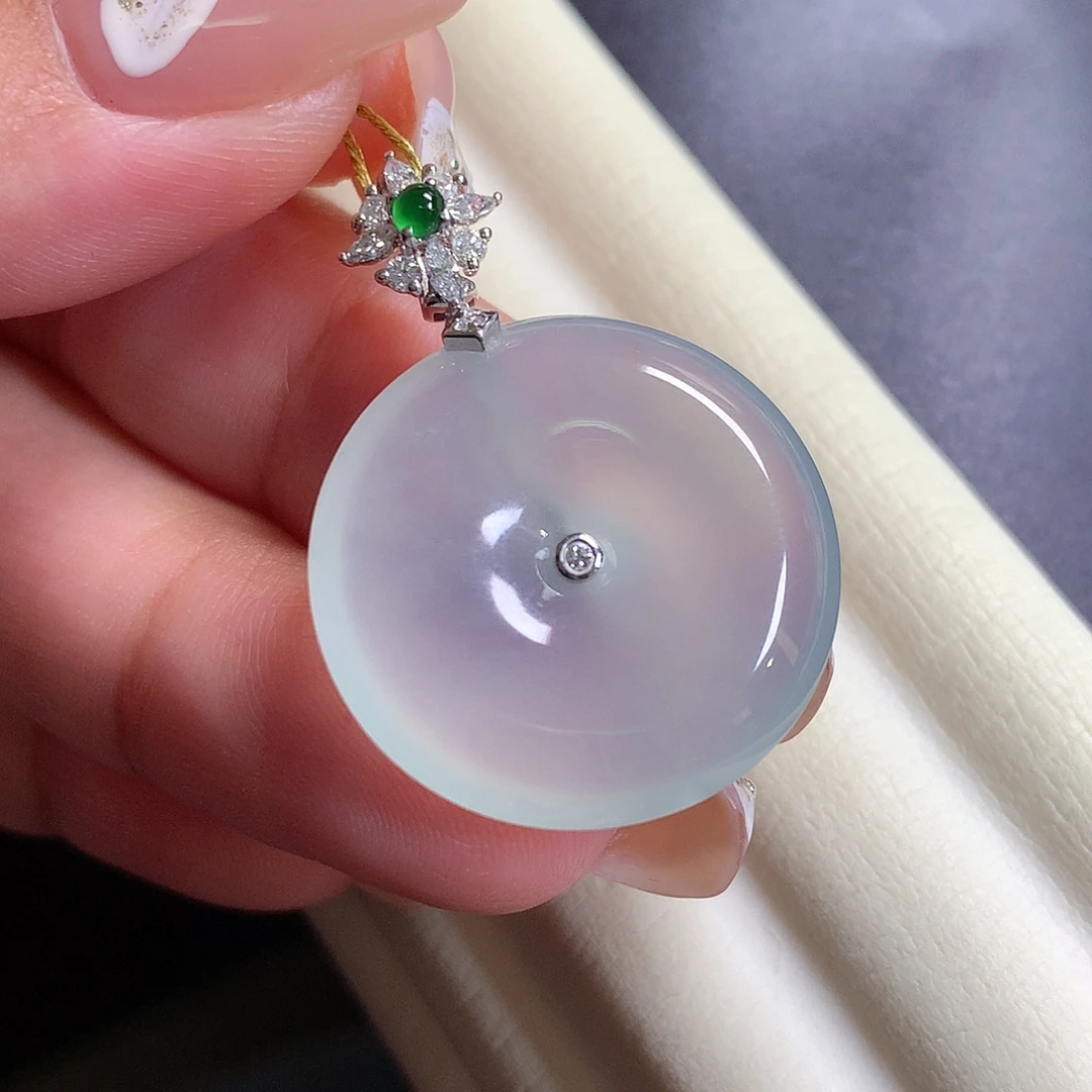 翡翠18K金镶嵌颈饰平安扣