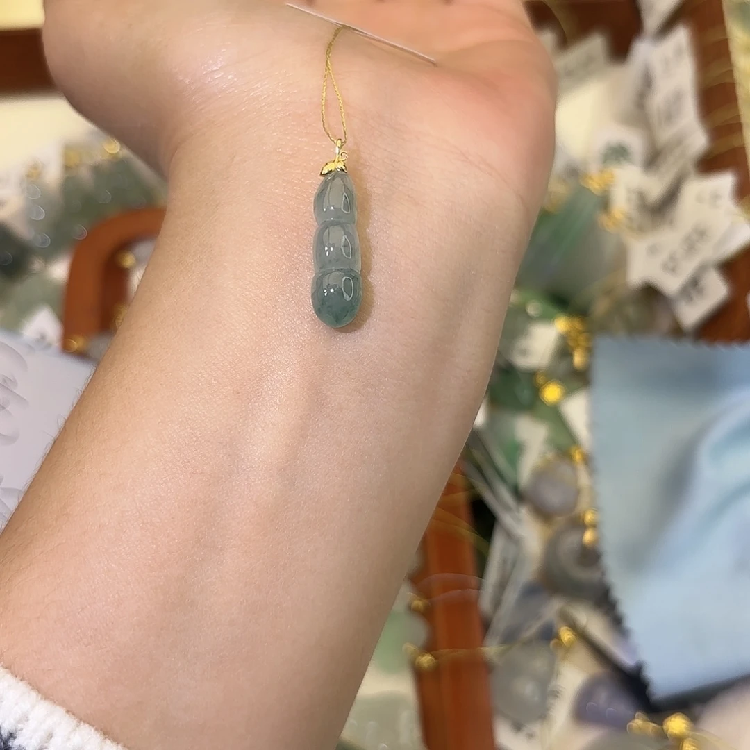 夏***光翡翠18K金镶嵌颈饰豆子