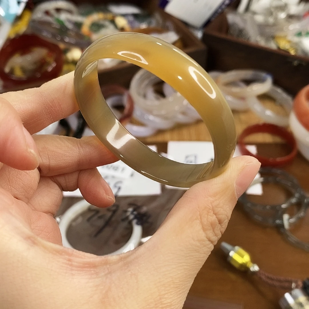 玛瑙/玉髓未镶嵌手镯0062。52.5圈。瑕