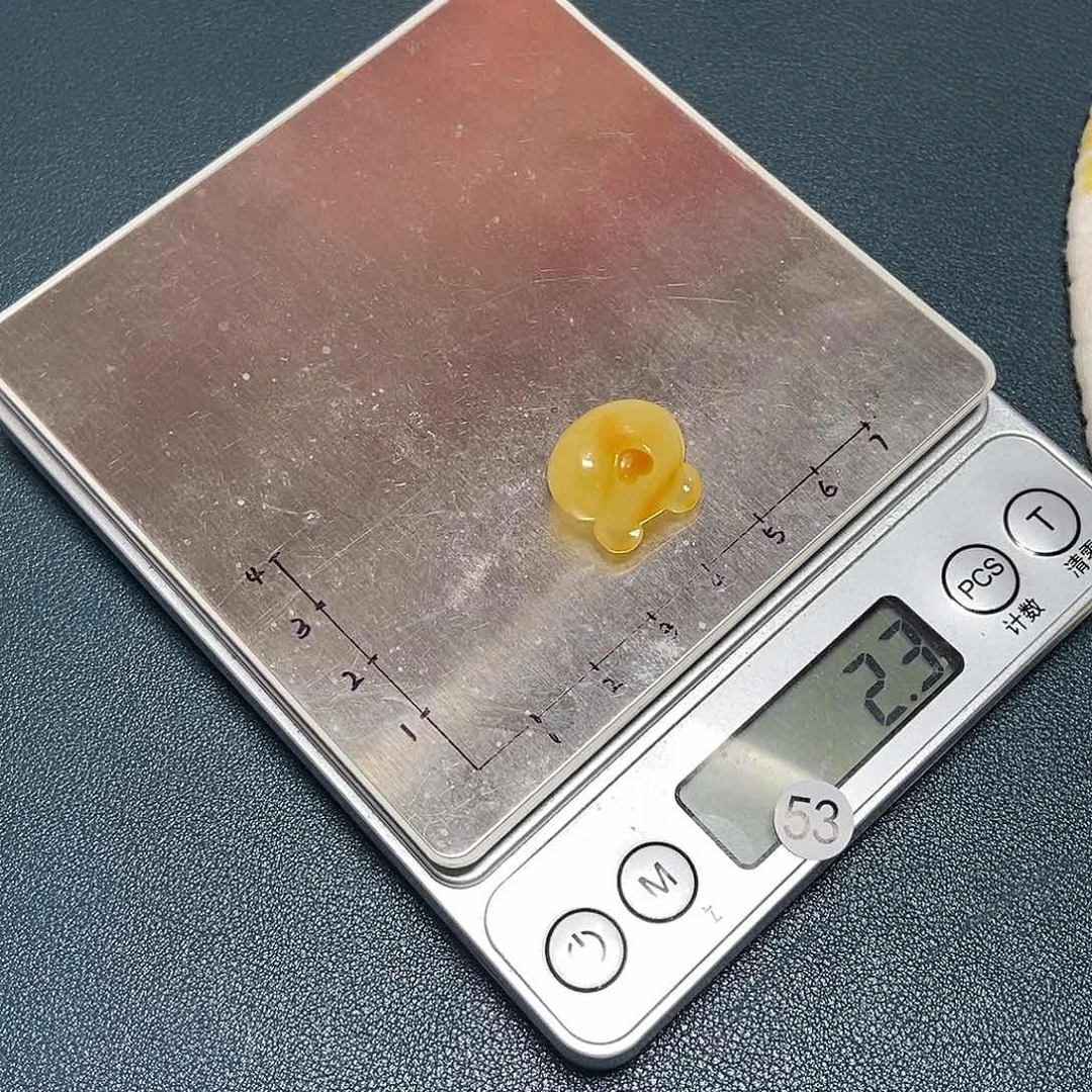 未镶嵌琥珀裸石，