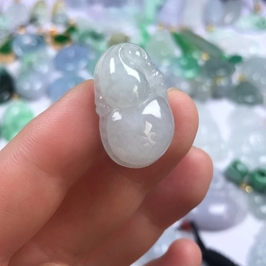 翡翠未镶嵌颈饰葫芦