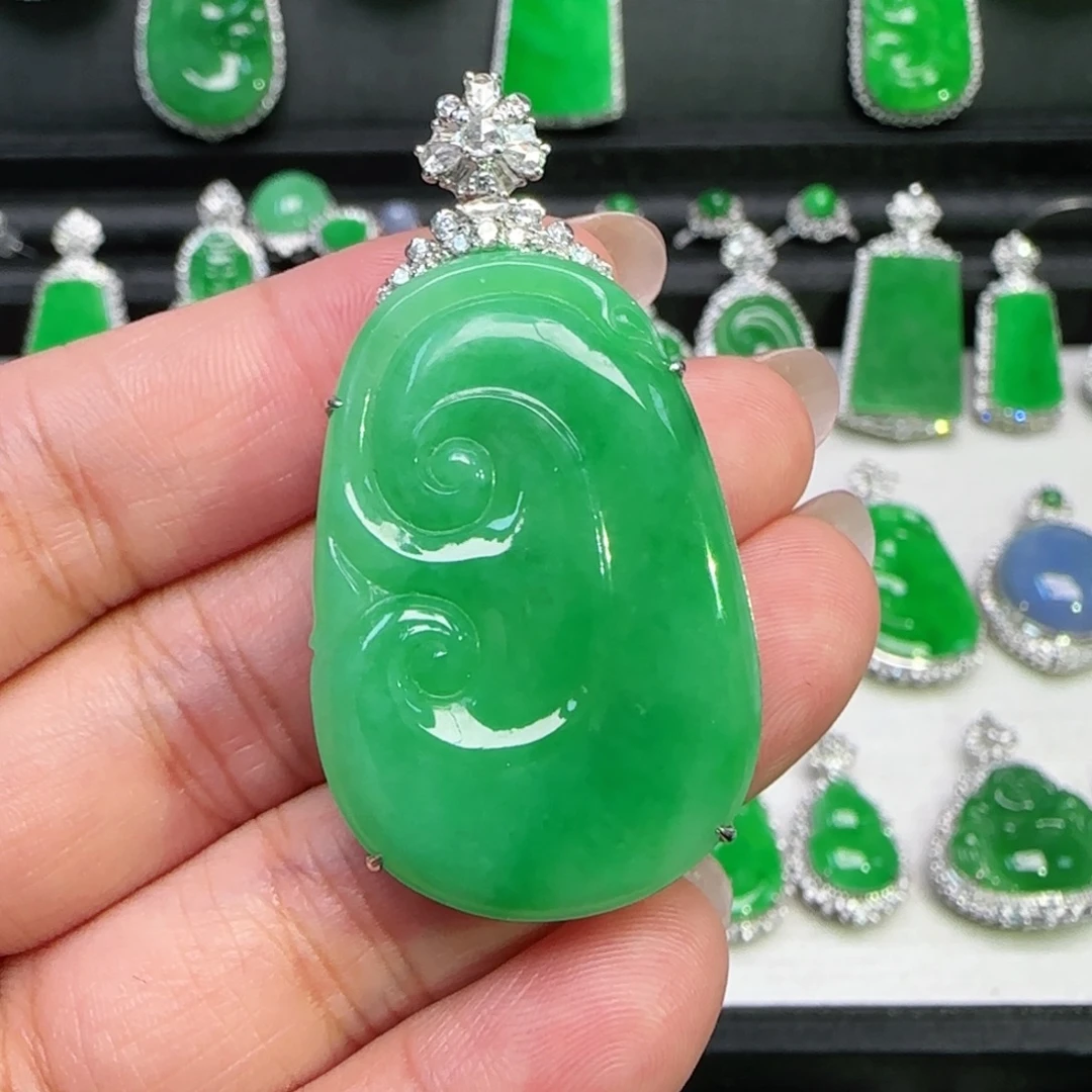 翡翠18K金镶嵌颈饰吊坠