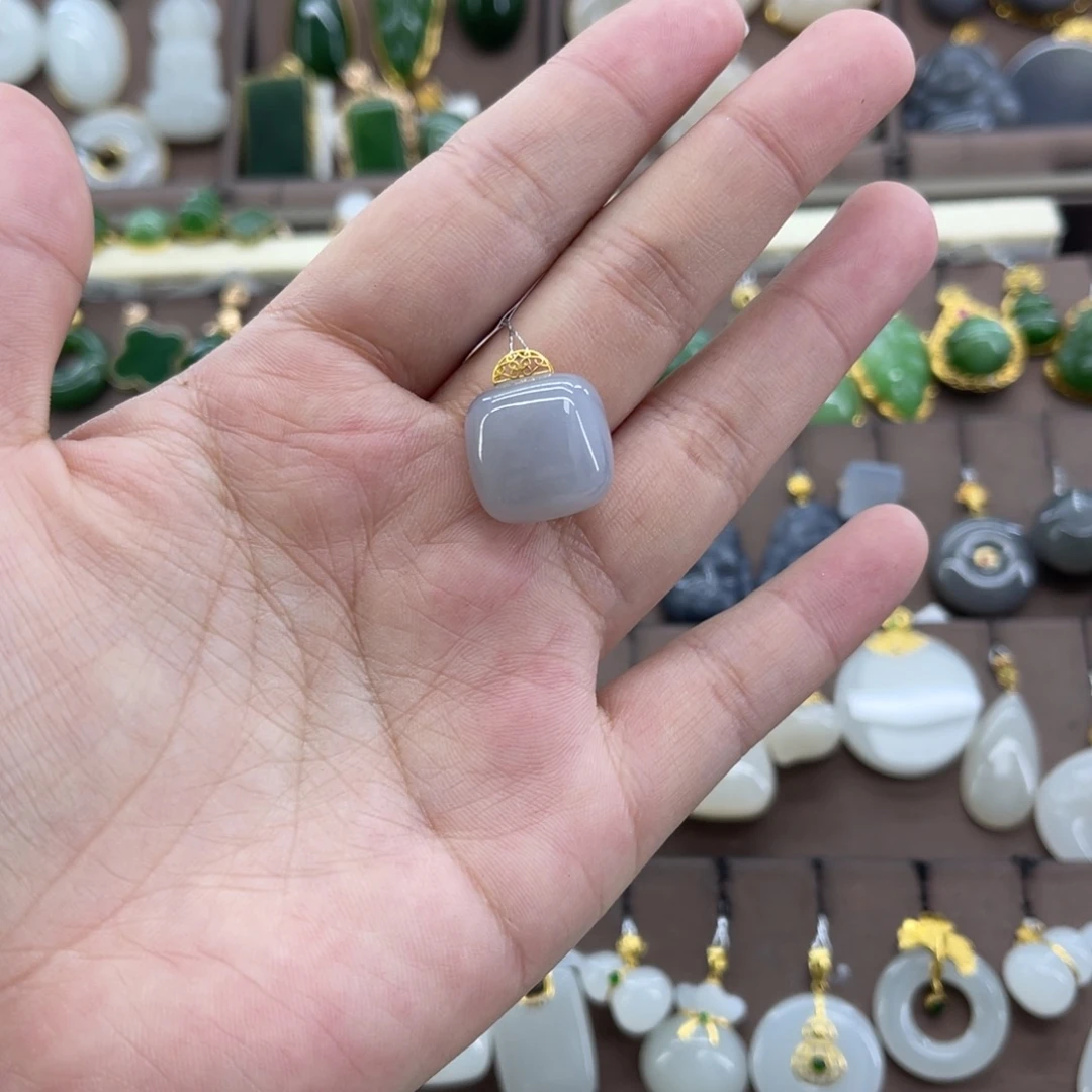 和田玉18K金镶嵌吊坠(赠链)