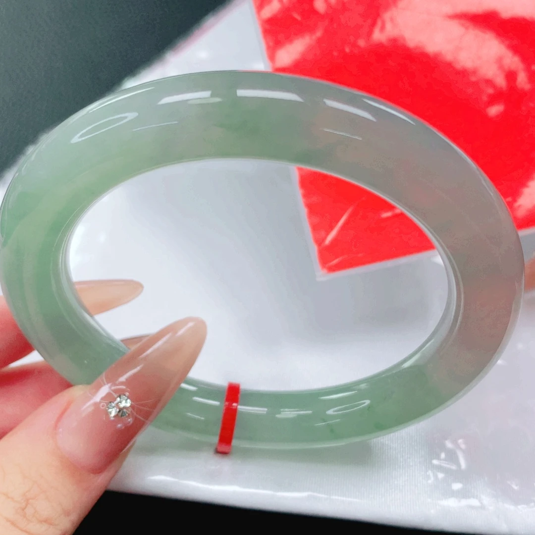 翡翠手镯未镶嵌57。