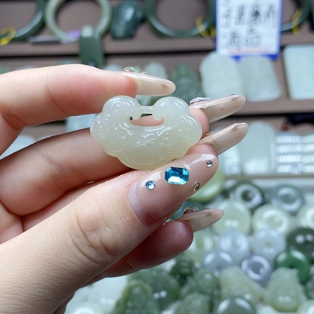 和田玉未镶嵌颈饰祥云锁