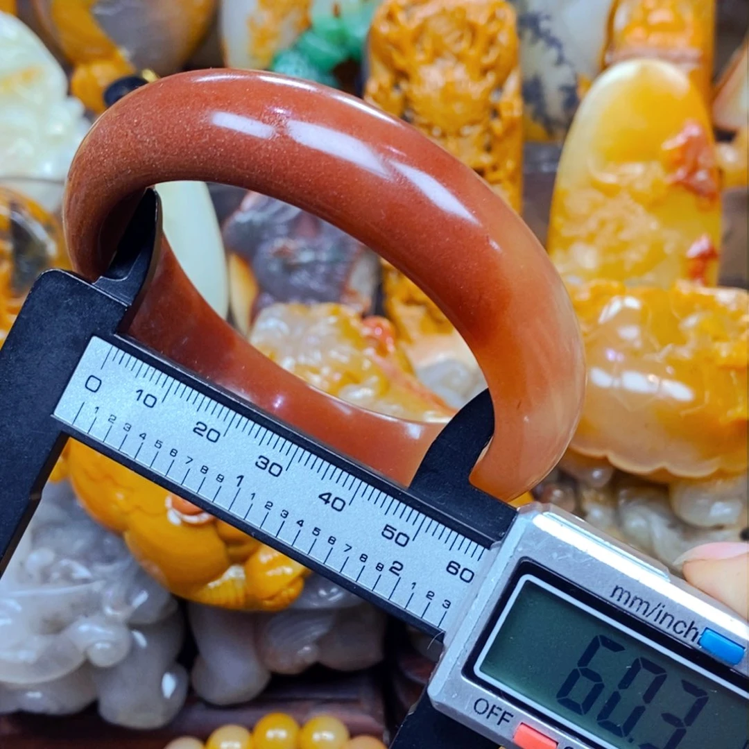 未镶嵌石英质玉（黄龙玉）颈饰
